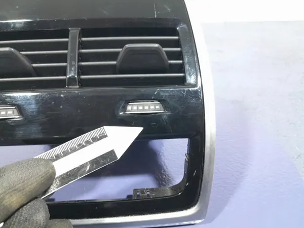 BMW X7 G07 Bakre tunnelventilationsgallret OEM 9399966 image 4