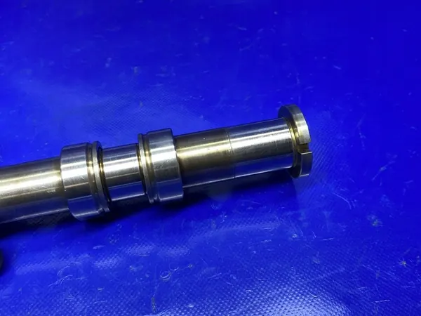 Pakokaasujen nokka-akseli Audi A4 B7 2.0 TFSI BGB 06F109102B image 7