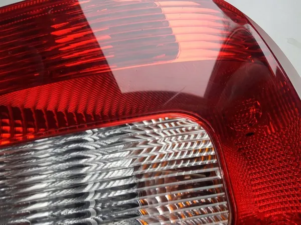 Luz trasera izquierda Skoda Yeti OE 5L0945257 image 3