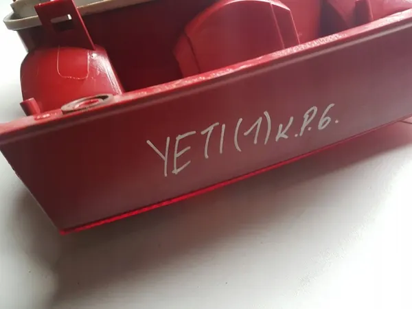 Luz trasera izquierda Skoda Yeti OE 5L0945257 image 4