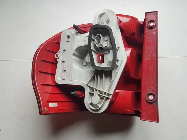 Luz trasera izquierda Skoda Yeti OE 5L0945257 image 5