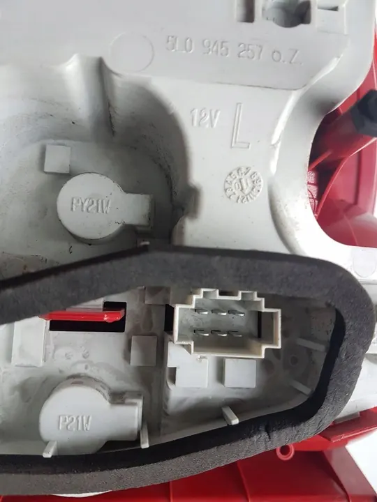 Luz trasera izquierda Skoda Yeti OE 5L0945257 image 6