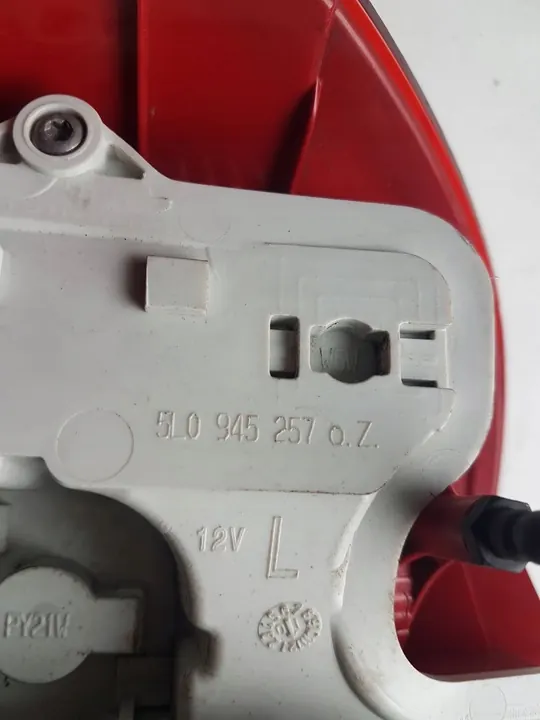 Luz trasera izquierda Skoda Yeti OE 5L0945257 image 7