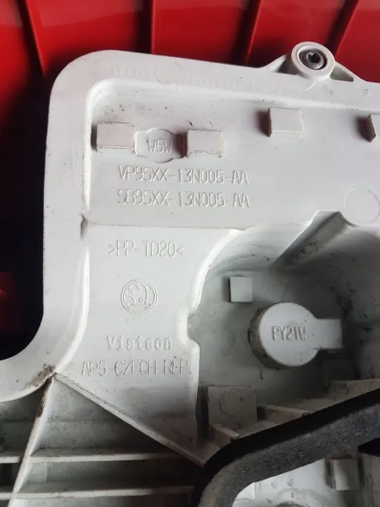 Luz trasera izquierda Skoda Yeti OE 5L0945257 image 8