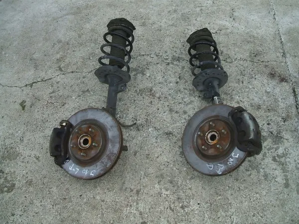 Nissan Qashqai +2 J10 1.6dci Steering Knuckle & Shock Absorber image 2