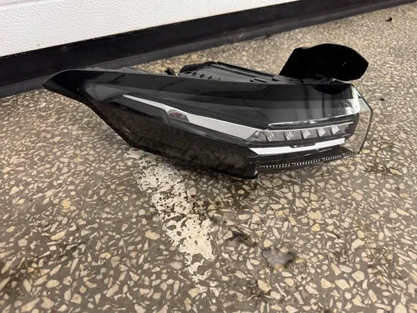 Luz trasera izquierda Peugeot 308 T10 Kombi image 2