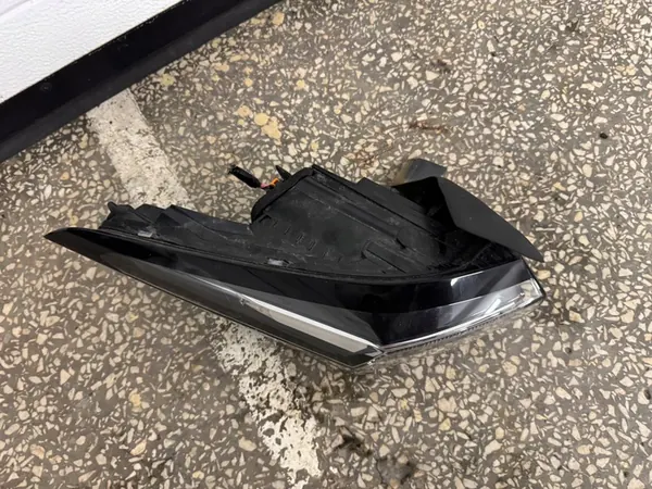 Luz trasera izquierda Peugeot 308 T10 Kombi image 3