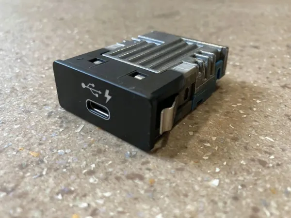USB-aansluiting OEM 84108711939 voor BMW 1 Serie F40 image 2