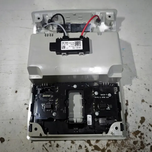 Luz interior Skoda Superb III LIFT OEM 3V0868837E image 5