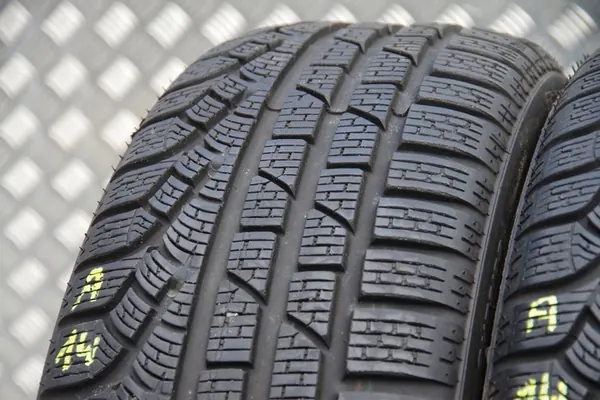 Pirelli Winter 210 SottoZero II 205/50R17 93 H image 3