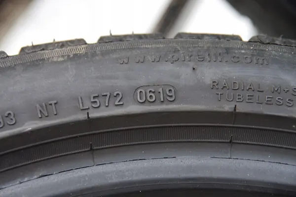 Pirelli Winter 210 SottoZero II 205/50R17 93 H image 9