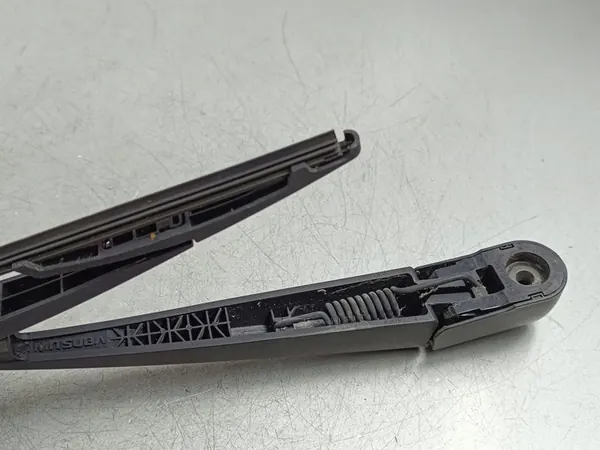 Brazo del limpiaparabris trasero Mitsubishi Outlander 2019 FOB55809 image 4