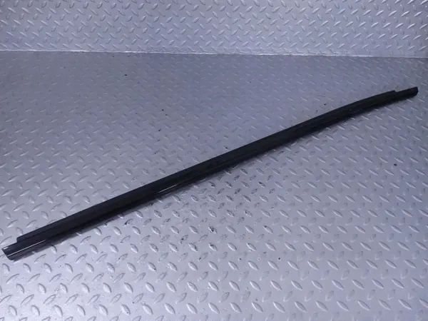 Moldura ventana trasera lado derecho OEM 51359881634 BMW XM image 2