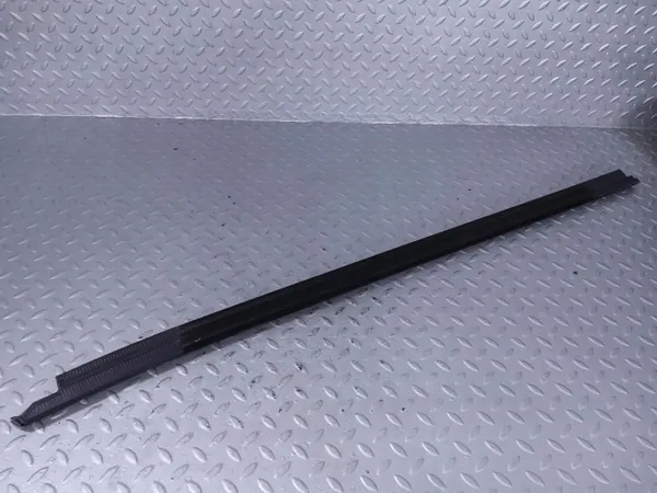 Moldura ventana trasera lado derecho OEM 51359881634 BMW XM image 4