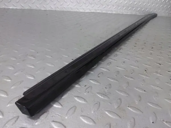 Moldura ventana trasera lado derecho OEM 51359881634 BMW XM image 7