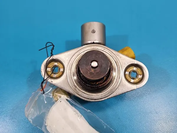 Polttoainepumppu Opel Insignia A / Astra J GTC / GT 2.0 Turbo - 12629135 image 2