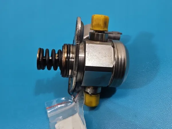 Polttoainepumppu Opel Insignia A / Astra J GTC / GT 2.0 Turbo - 12629135 image 4