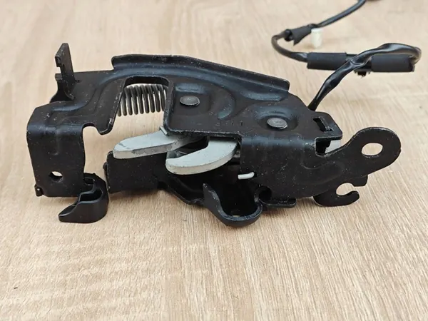 Verrou de capot gauche OEM 7347404 pour BMW G30 G31 image 3