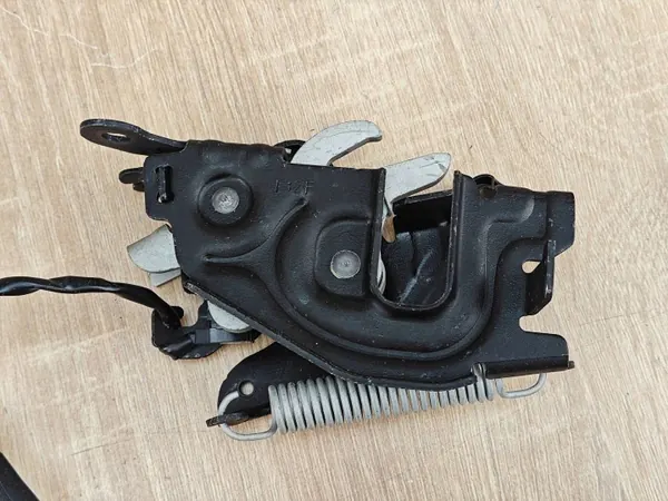 Verrou de capot gauche OEM 7347404 pour BMW G30 G31 image 4