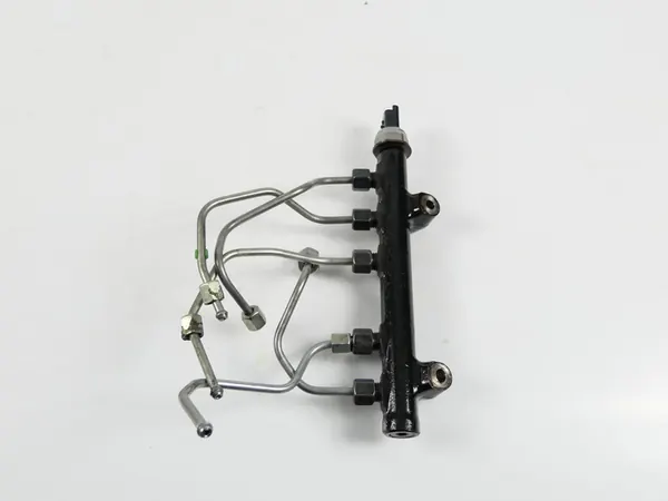 Brandstofrail met leidingen en sensor Peugeot 208 12-15 1.6 E-HDi image 2