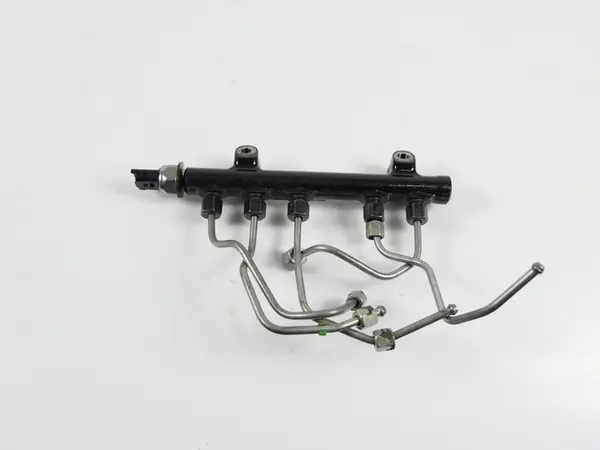 Brandstofrail met leidingen en sensor Peugeot 208 12-15 1.6 E-HDi image 3