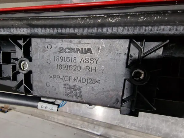 Scania R ohjaamon säilytysovi oikea puoli OEM 1891518 image 6