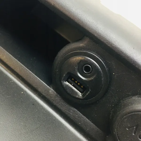 Étagère Aux USB Peugeot 208 - Pièce OEM image 3