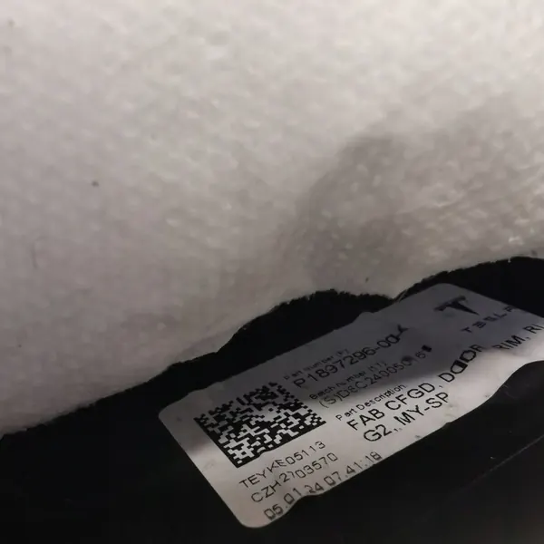 Tesla Model Y Linker Achterdeur Bekleding OEM 189729600C image 3