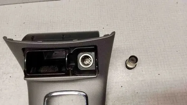 Cenicero salpicadero OEM 84932 para Toyota Avensis T250 image 3