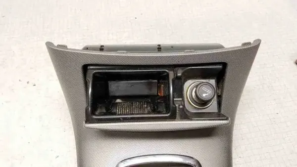 Cenicero salpicadero OEM 84932 para Toyota Avensis T250 image 5