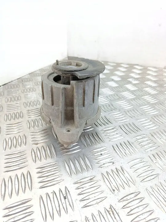 Mercedes-Benz C W204 2009 Engine Mount Bracket image 3