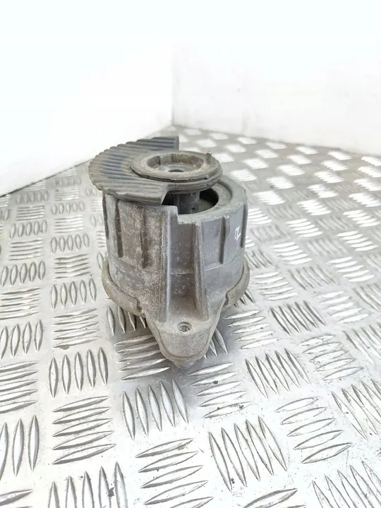 Mercedes-Benz C W204 2009 Engine Mount Bracket image 5