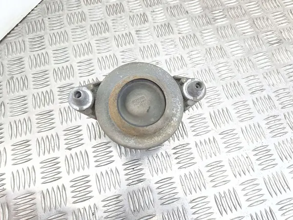 Mercedes-Benz C W204 2009 Engine Mount Bracket image 6