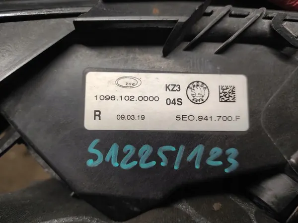 SKODA OCTAVIA 3 III LIFT 16 DRL LED Halógeno Direito 5E0941700F image 6