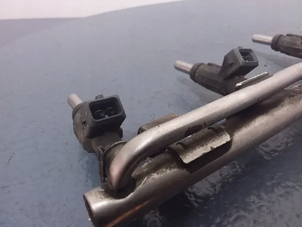 VW Passat B5 1.8T Rampe de carburant 06B133551B image 4