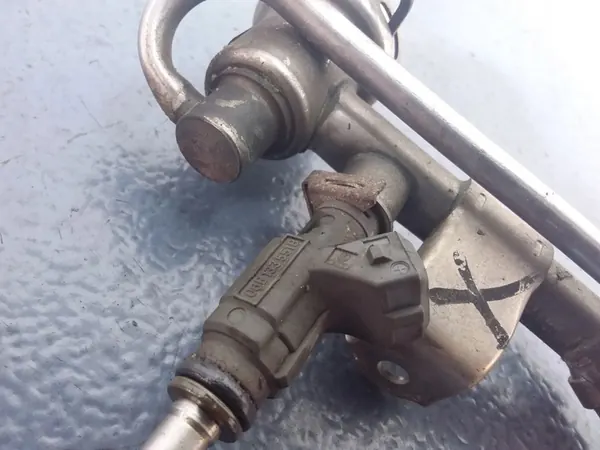 VW Passat B5 1.8T Rampe de carburant 06B133551B image 5