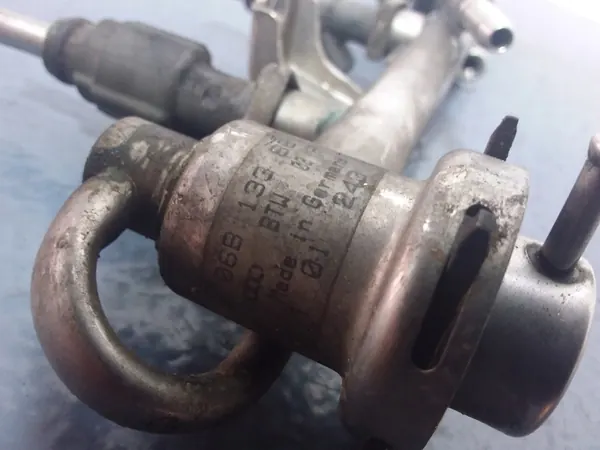 VW Passat B5 1.8T Rampe de carburant 06B133551B image 6