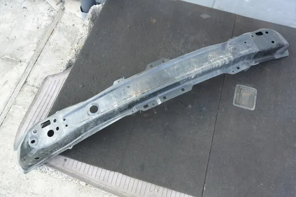 Barre de pare-chocs avant Dacia Duster II image 1