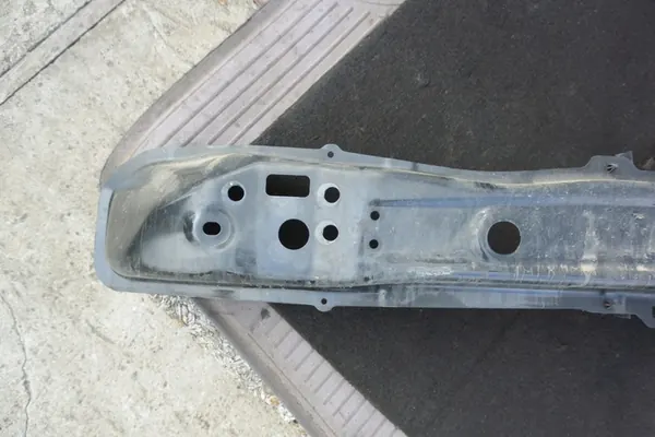 Barre de pare-chocs avant Dacia Duster II image 2