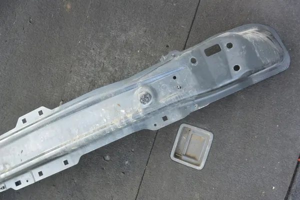 Barre de pare-chocs avant Dacia Duster II image 4