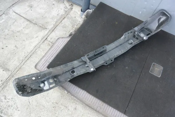 Barre de pare-chocs avant Dacia Duster II image 8