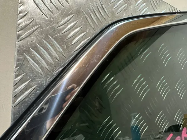 OEM SUBARU FORESTER V 19- Cristal trasero derecho cromado image 4