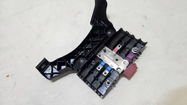 Suporte de caixa de fusíveis OEM 7C0937529 Usado image 3