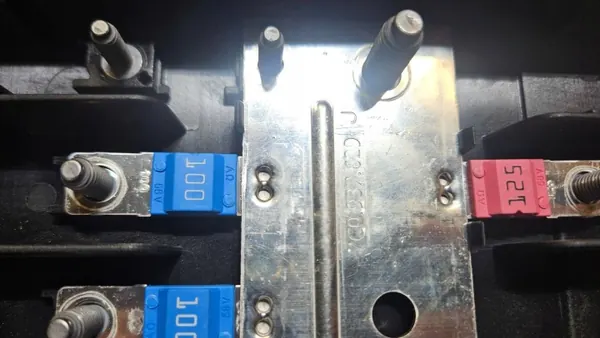 Suporte de caixa de fusíveis OEM 7C0937529 Usado image 4