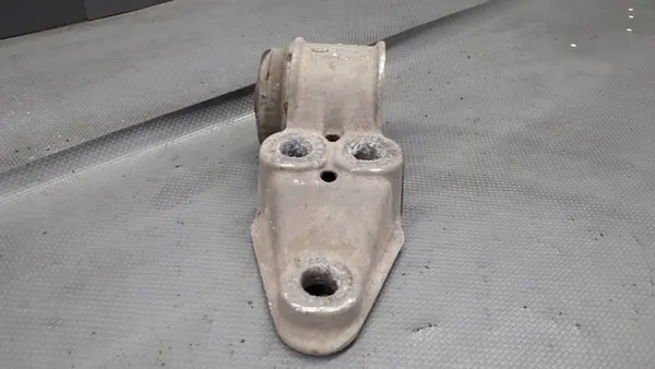 Höger Upphängningsfäste VW Passat B5 8E0501521H image 2