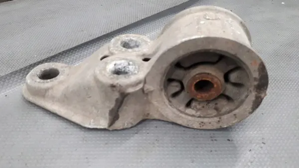 Höger Upphängningsfäste VW Passat B5 8E0501521H image 3