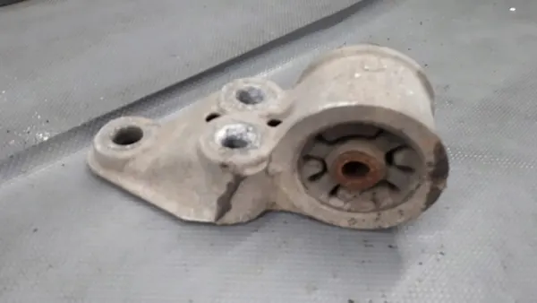 Höger Upphängningsfäste VW Passat B5 8E0501521H image 4