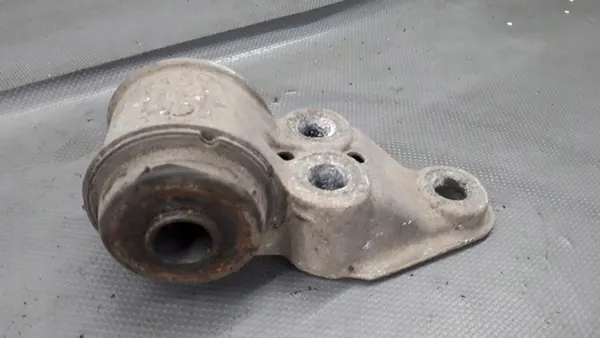 Höger Upphängningsfäste VW Passat B5 8E0501521H image 6