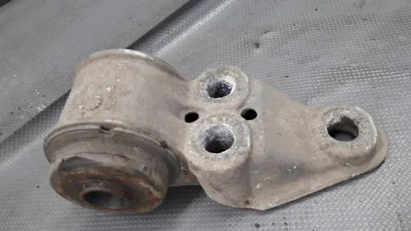 Höger Upphängningsfäste VW Passat B5 8E0501521H image 7