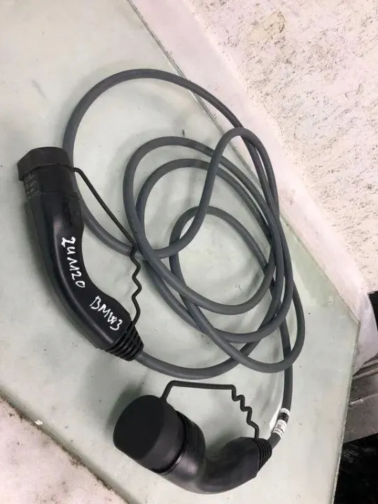 Cable carga batería BMW I3 OEM 7827899 Usado image 2